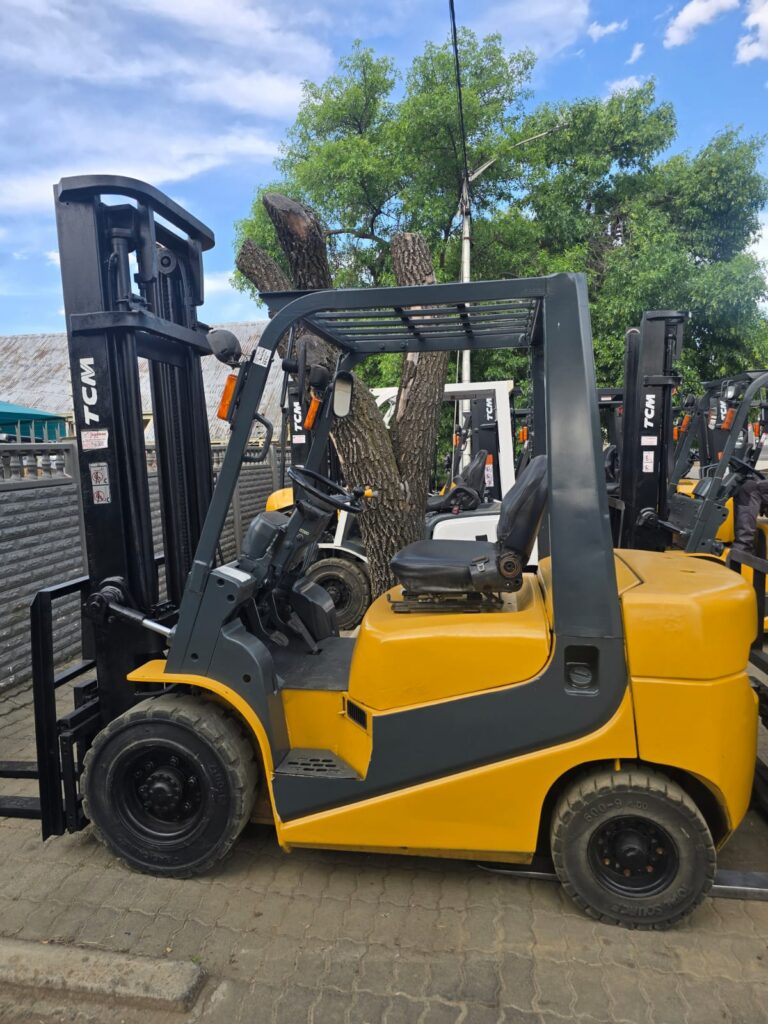 Used TCM 2.5 ton diesel forklift – side view